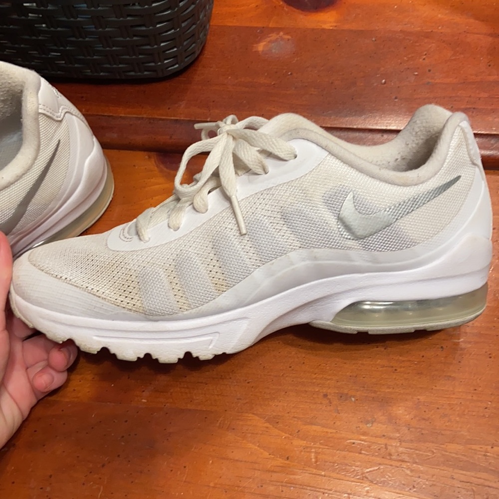 WHITE NIKE TENNIS SHOES
